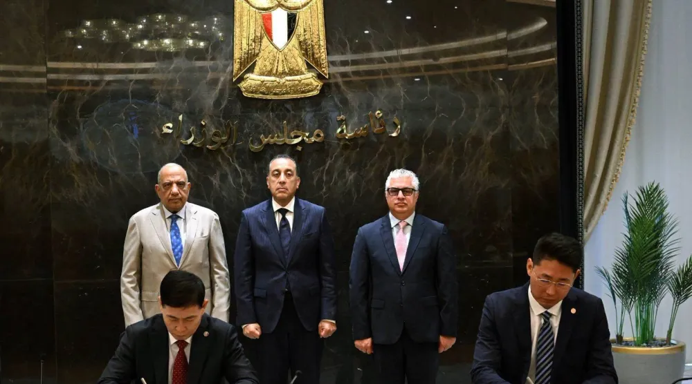 مدبولي يشهد جانباً من توقيع اتفاقية مصرية صينية لإنشاء مشروع إنتاج مكونات إطارات السيارات (رئاسة مجلس الوزراء)