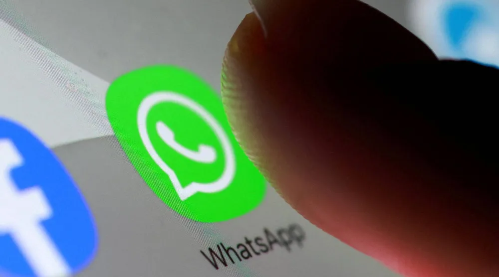 تطبيق «واتساب» يظهر على شاشة هاتف جوال (رويترز)