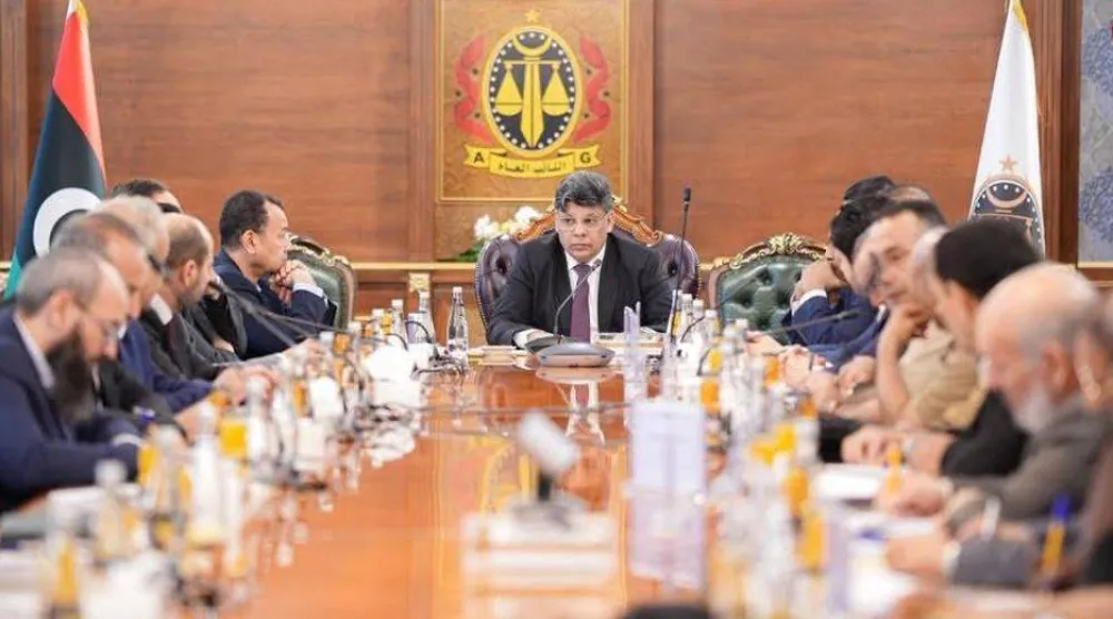 النائب العام الليبي الصديق صور خلال اجتماع مع قيادات أمنية وتنفيذية لبحث مشكلة المبيدات المسرطنة في طرابلس الثلاثاء (مكتب النائب العام)