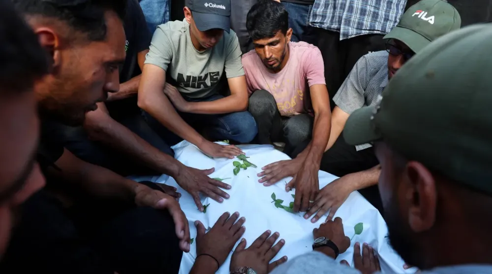 İsrail'in çarşamba günü Gazze Şeridi'nin güneyindeki Han Yunus'a düzenlediği hava saldırısında hayatını kaybeden, aralarında 10 yaşındaki Tarık Sabah'ın da bulunduğu üç Filistinlinin cenaze törenine katılan yaslılar (Reuters)