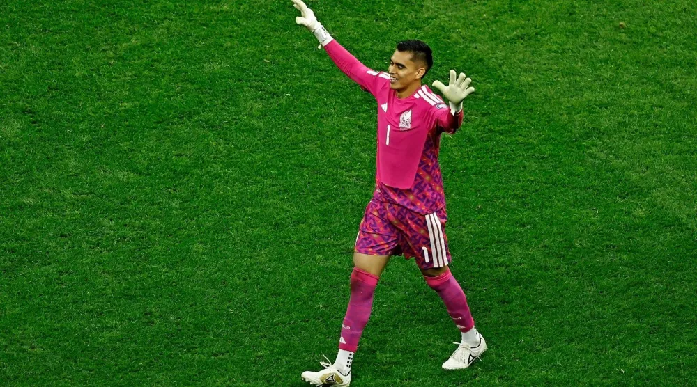 راوول رانغيل حارس مرمى المنتخب المكسيكي (د.ب.أ)