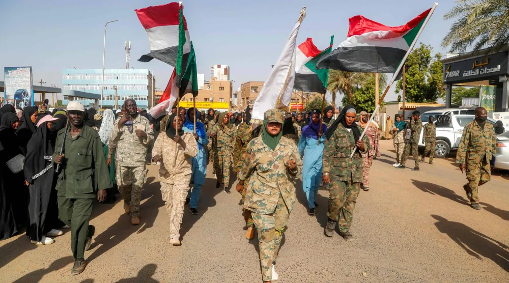 أعضاء من «المقاومة الشعبية» المؤيدة للجيش في مسيرة في أم درمان لدعم موقفه في دارفور وكردفان وولاية النيل الأزرق (أ.ف.ب)