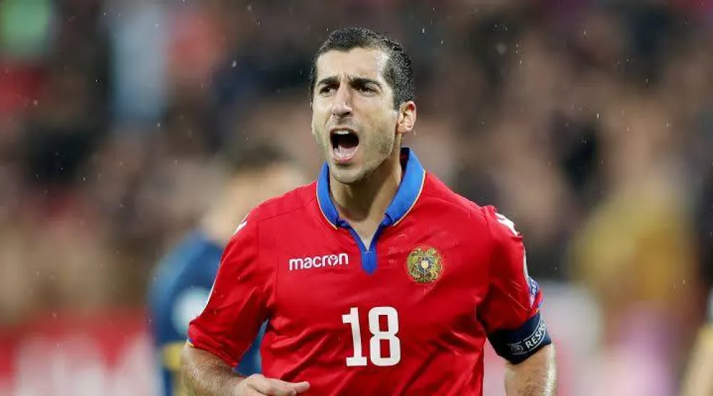 لاعب الوسط الأرميني هنريخ مخيتاريان (رويترز)