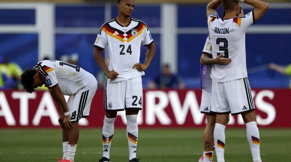 لاعبو ألمانيا يبدون خيبة أملهم بعد الخسارة أمام باراغواي في دور الـ32 من كأس العالم 2026 (إ.ب.أ)