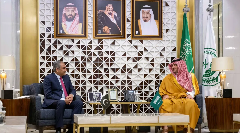 الأمير عبد العزيز بن سعود لدى استقباله الوزير محسن رضا نقوي في الرياض (الداخلية السعودية)