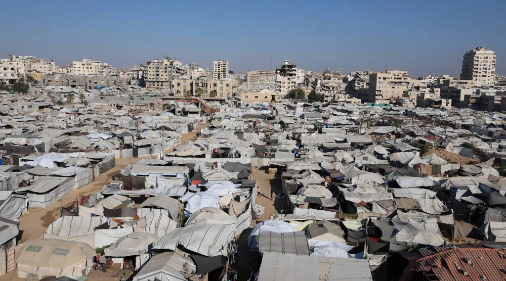 خيام نازحين فلسطينيين في مدينة غزة (رويترز)