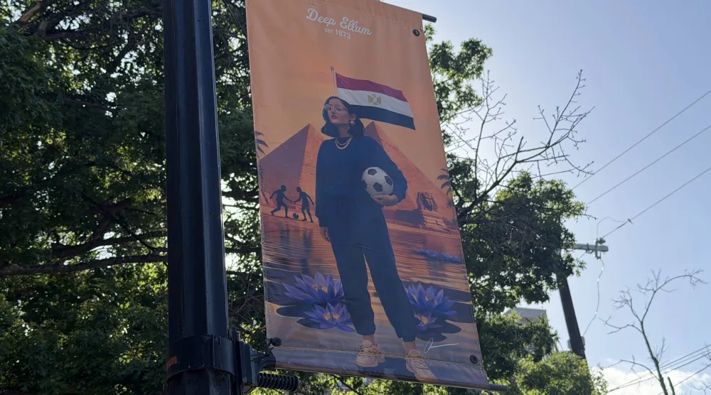 تظهر لوحات في شوارع المدينة ترحيباً بجماهير المنتخب المصري (تصوير: نواف العقيّل)