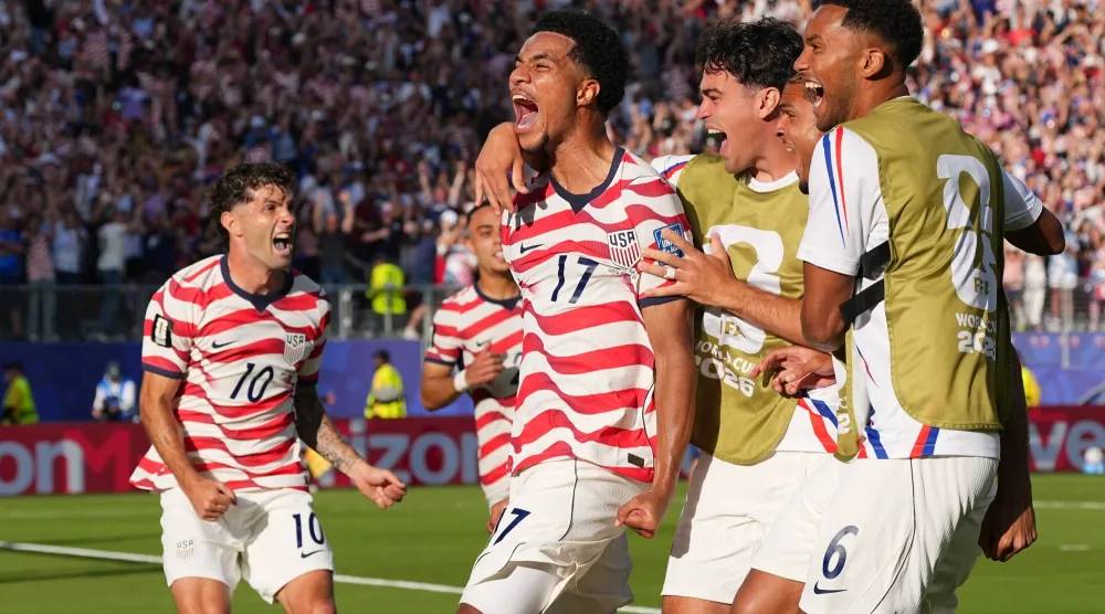 مالك تيلمان لاعب أميركا يحتفل بتسجيل الهدف الثاني (أ.ب)