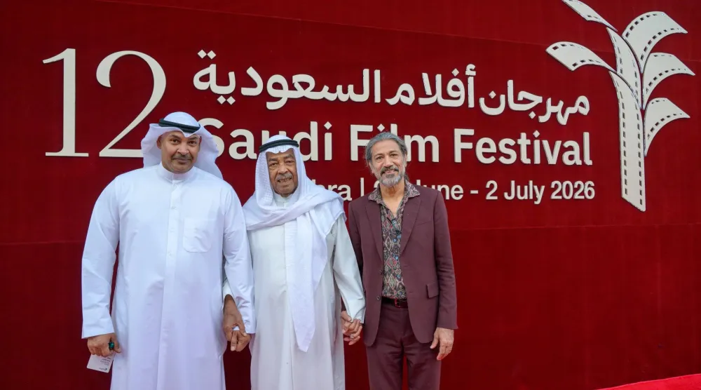الفرج وابنه مجبل مع مدير المهرجان أحمد الملا (المهرجان)
