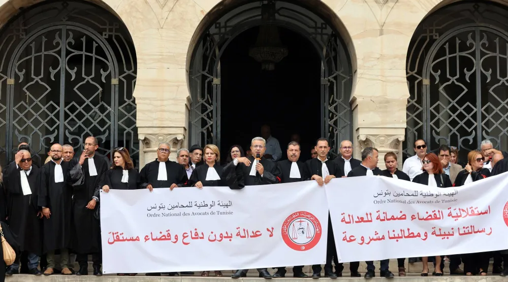 من مظاهرة سابقة نظمها عدد من القضاة وسط العاصمة التونسية احتجاجاً على ظروف العمل (إ.ب.أ)