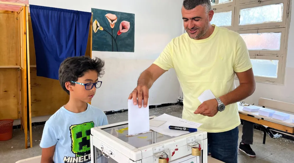 مواطن جزائري يدلي بصوته داخل مركز اقتراع بمدينة عنابة (أ.ب)