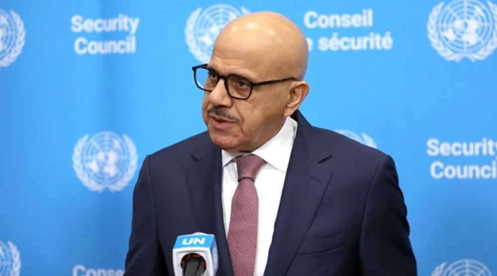 وزير الخارجية البحريني عبد اللطيف الزياني متحدثاً للصحافيين بمقر الأمم المتحدة الخميس (بنا)
