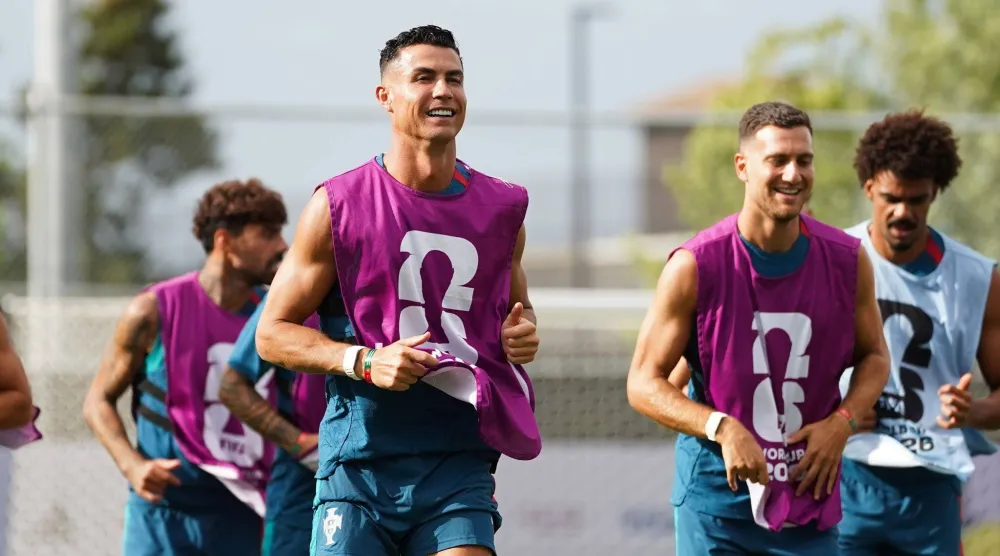 البرتغالي كريستيانو رونالدو يشارك في حصة تدريبية للمنتخب في تورونتو (د.ب.أ)