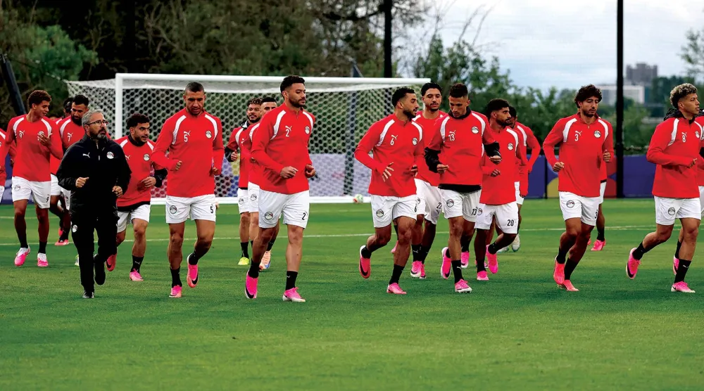 لاعبو منتخب مصر خلال التدريب قبل ملاقاة أستراليا (أ.ف.ب)