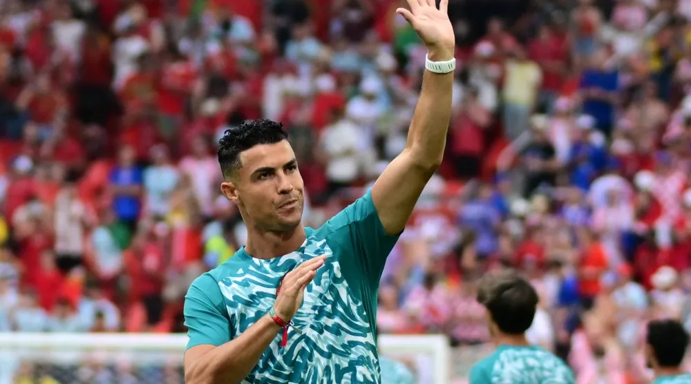 رونالدو يحيي الجماهير خلال عمليات الإحماء قبل ملاقاة كرواتيا (إ.ب.أ)