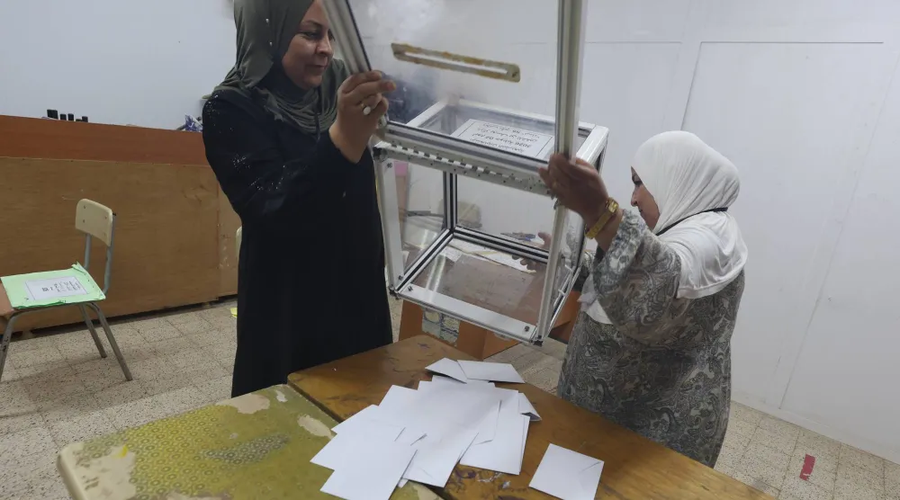 فرز الأصوات في مكتب انتخابي بعد انتهاء التصويت في الانتخابات البرلمانية بالجزائر العاصمة (إ.ب.أ)