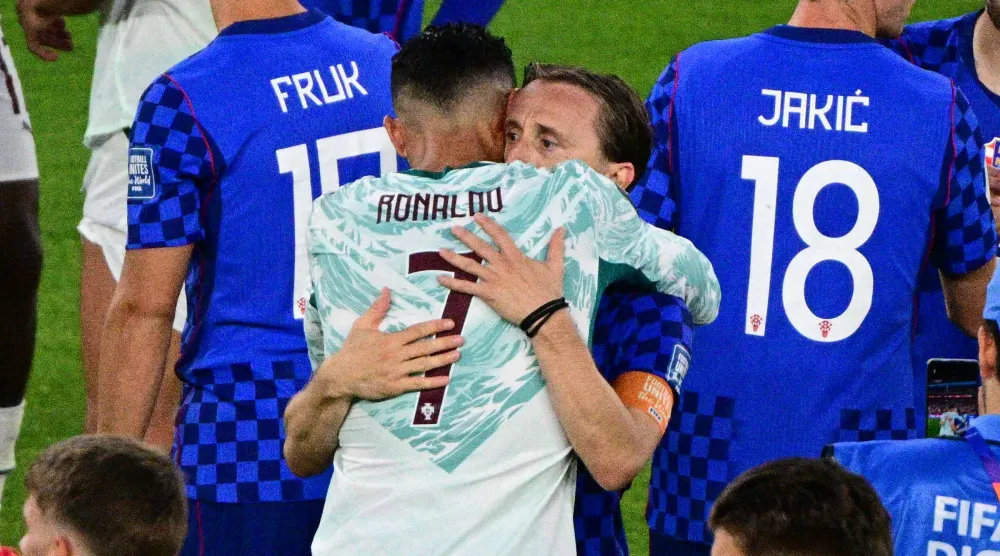 رونالدو يحتضن لوكا مودريتش بعد نهاية المباراة (أ.ب)