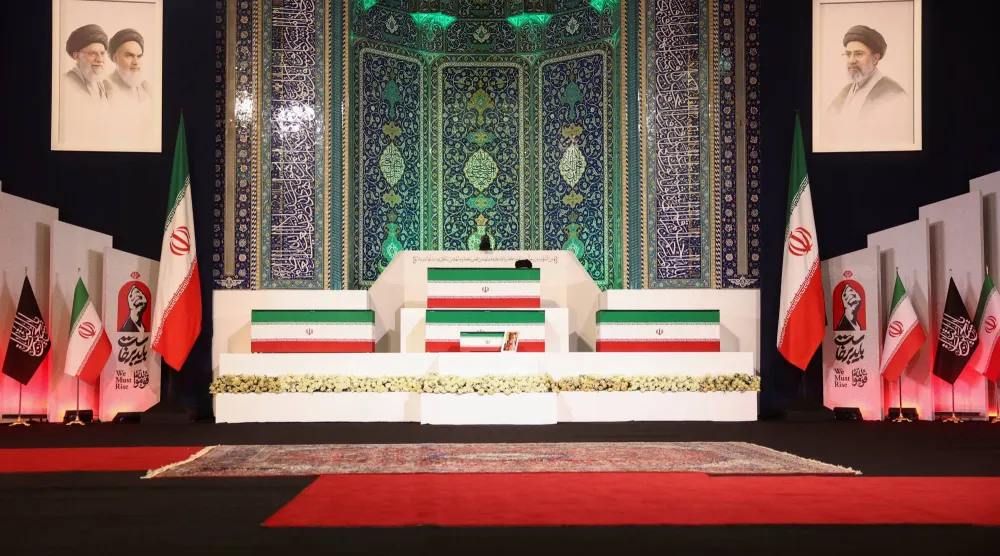 جثمان المرشد علي خامنئي الذي قُتل في ضربة أميركية إسرائيلية إضافة إلى جثامين أفراد عائلته داخل مصلى الإمام الخميني في طهران (رويترز)