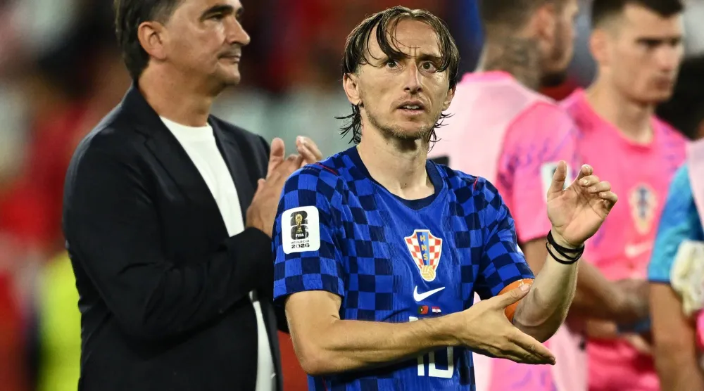 داليتش وبجواره النجم لوكا مودريتش في تحية للجماهير (رويترز) 
