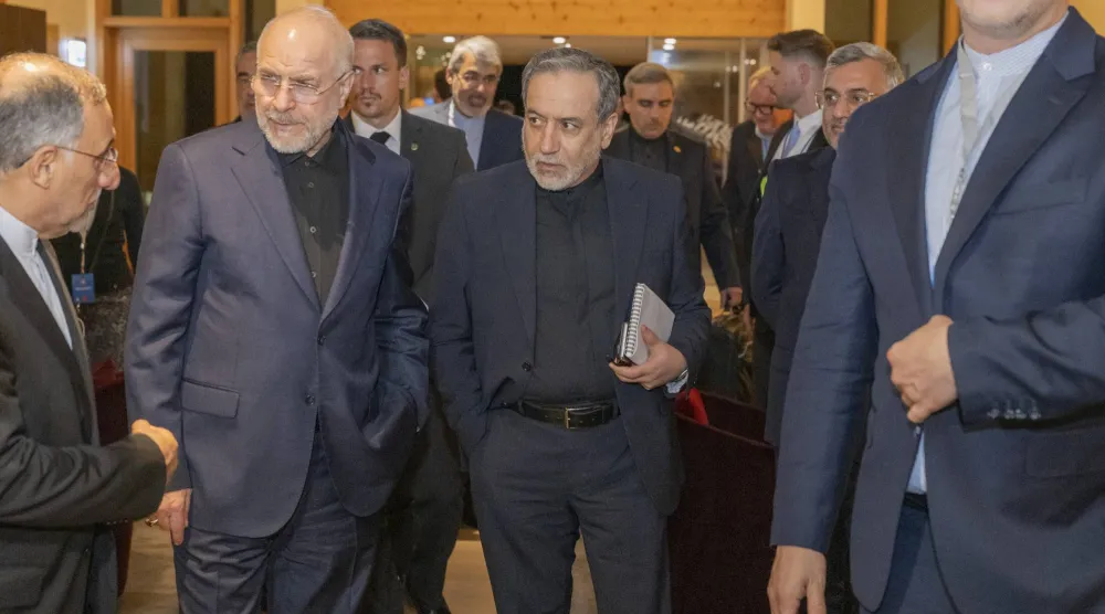 رئيس البرلمان الإيراني محمد باقر قاليباف ووزير الخارجية عباس عراقجي خلال مشاركتهما في اجتماع بمنتجع بورغنشتوك في سويسرا 21 يونيو الحالي (إ.ب.أ)