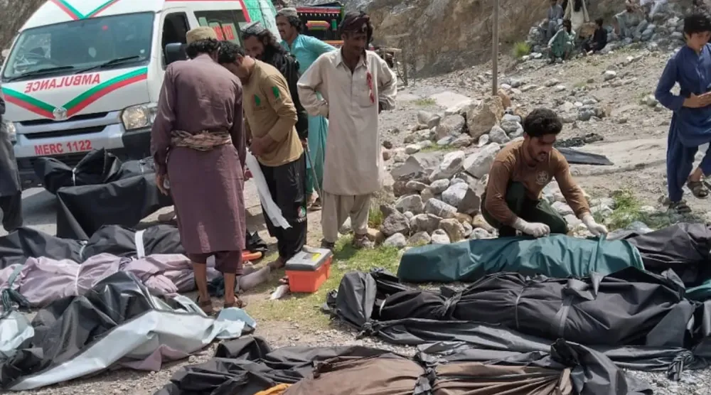 Pakistan'ın güneybatısında, Belucistan ile Hayber Pahtunhva eyaletleri sınırına yakın, ulaşımı güç Dana Sar bölgesinde yolcu otobüsünün otoyoldan çıkarak kayalık vadiye yuvarlanmasının ardından cesetleri çıkarılan kurbanların üzeri, kurtarma ekipleri ve gönüllüler tarafından örtülüyor. (AP, 3 Temmuz 2026)