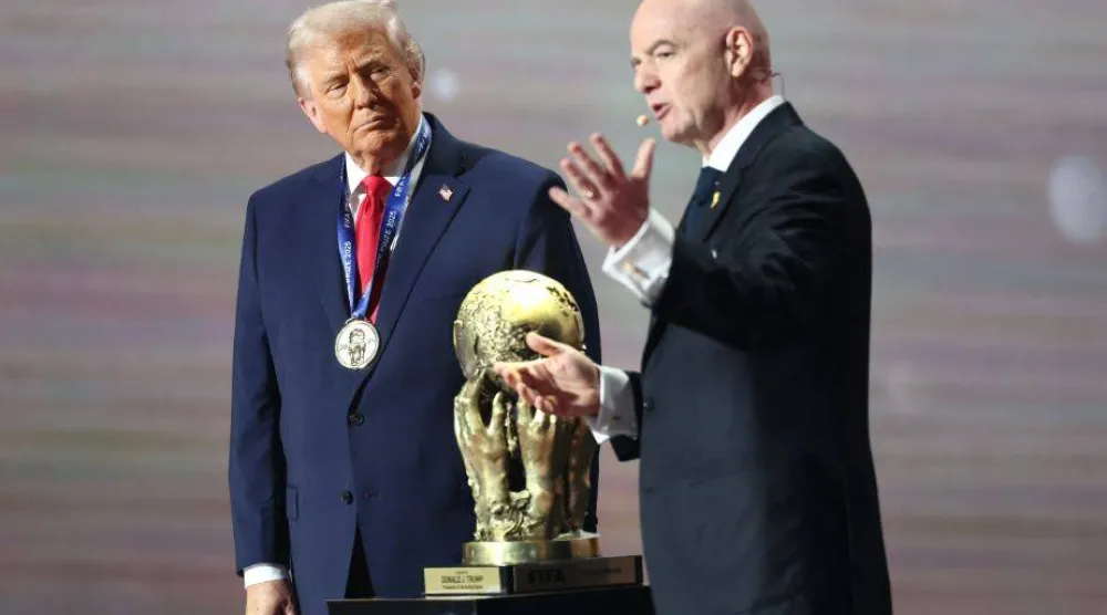 الرئيس الأميركي دونالد ترمب ورئيس فيفا جاني إنفانتينو في أثناء حصوله على جائزة السلام (رويترز)