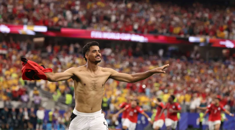 حسام عبد المجيد يحتفل بعد تسجيل ركلة الجزاء الحاسمة خلال مباراة كرة القدم في دور الـ32 من كأس العالم بين أستراليا ومصر في أرلينغتون (أ.ب)