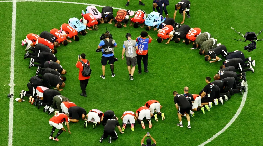 لاعبو مصر بعد المباراة بعد تأهلهم لدور الـ16 من كأس العالم (رويترز)