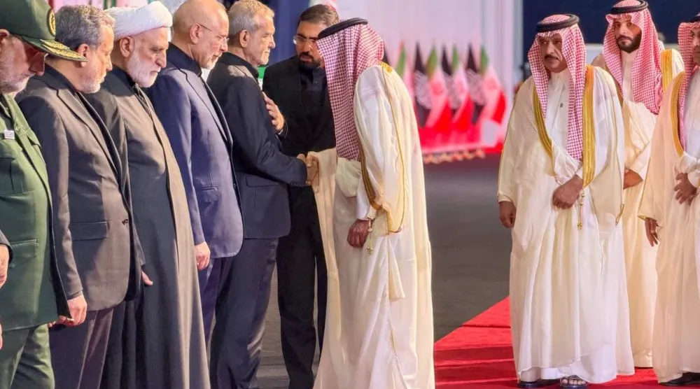المهندس وليد الخريجي مُعزياً الرئيس الإيراني مسعود بزشكيان (واس)