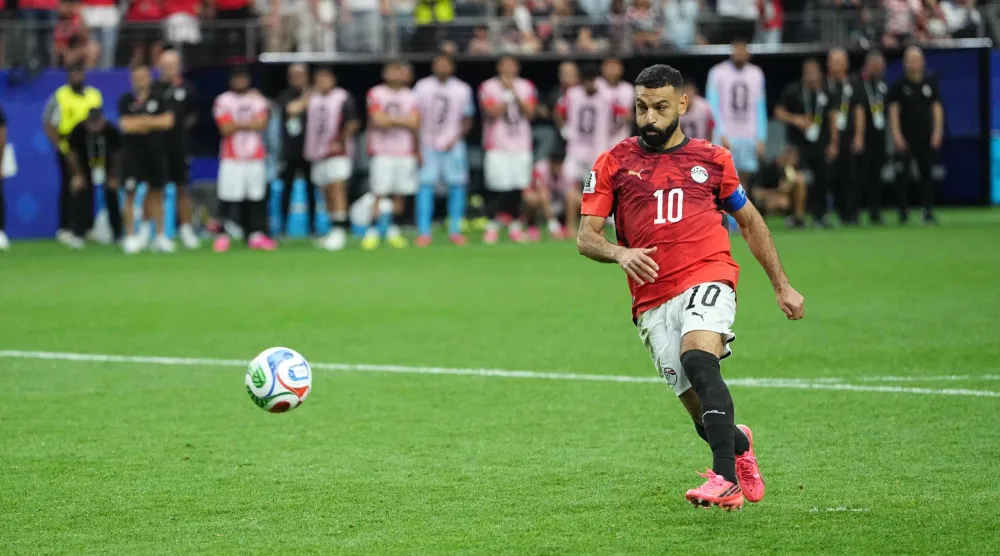 محمد صلاح يسدد خلال ركلات الترجيح في مباراة دور الـ32 لكأس العالم لكرة القدم 2026 بين أستراليا ومصر (د.ب.أ)
