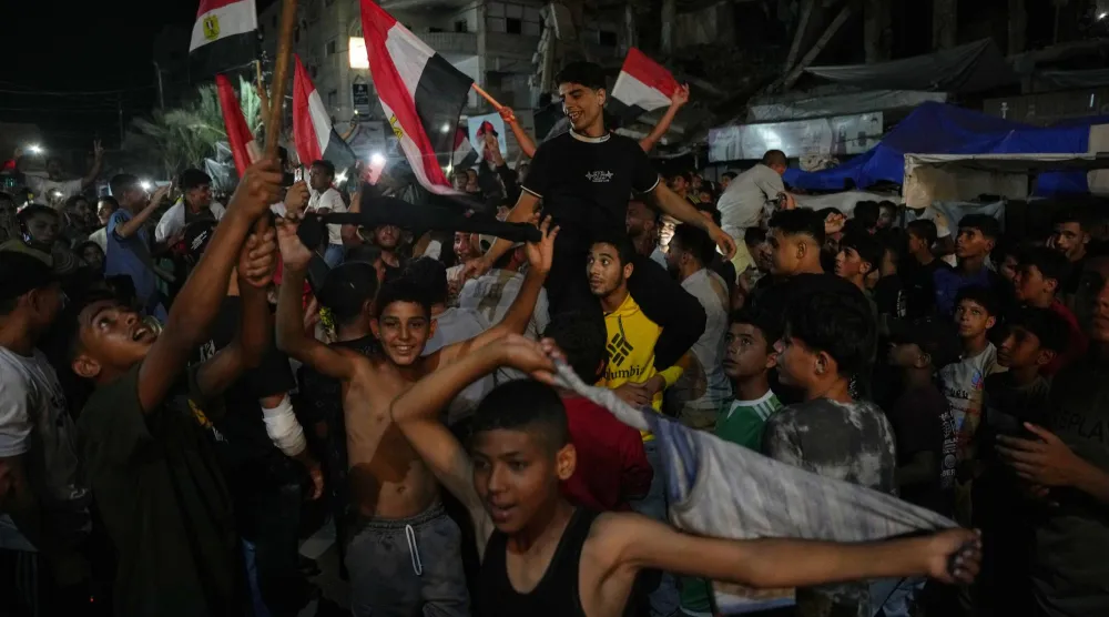 فلسطينيون يحتفلون بعد تأهل مصر لدور ثمن النهائي في كأس العالم 2026 في مخيم النصيرات (أ.ب)