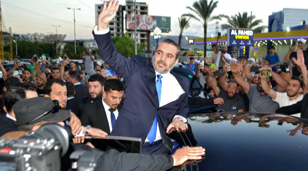 وزير الخارجية السوري أسعد الشيباني يحيي مستقبليه في مدينة طرابلس بشمال لبنان (أ.ف.ب)