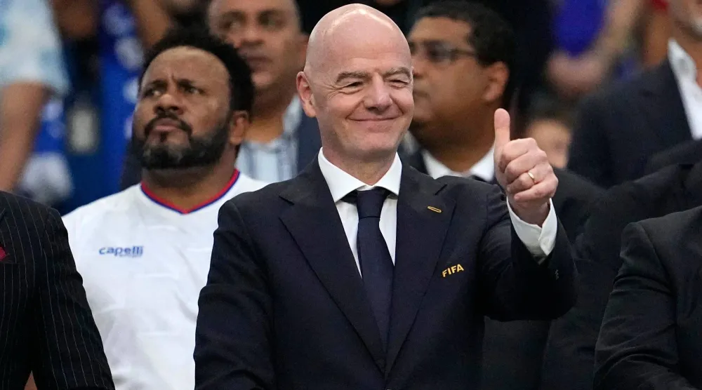 جياني إنفانتينو رئيس «فيفا» يواجه اعتراضات بسبب علاقته بالرئيس ترمب (أ.ب)