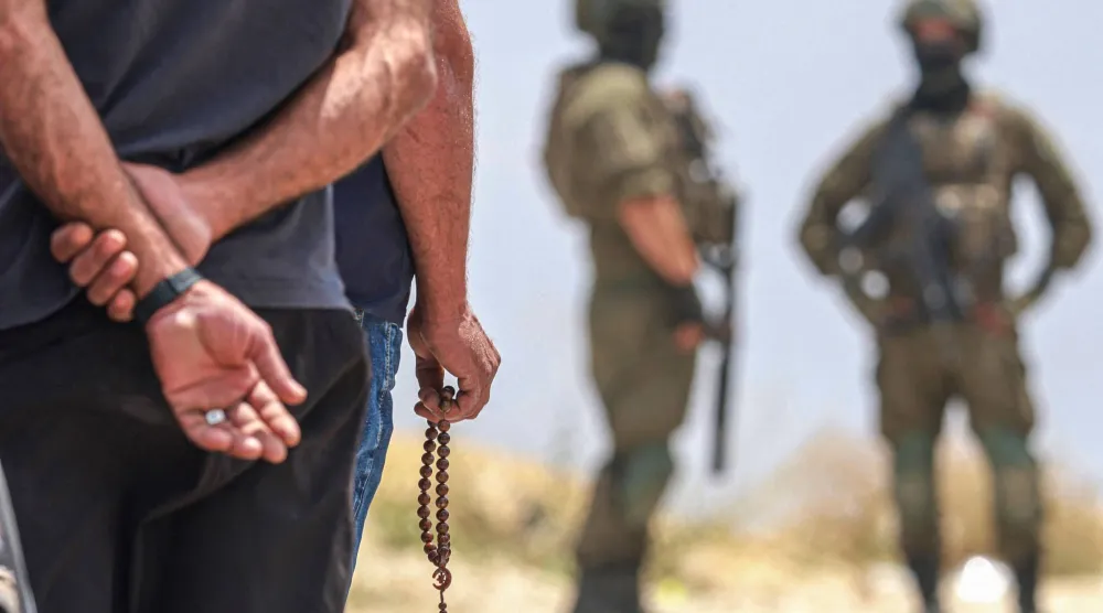 جنود إسرائيليون يمنعون سكان قرية قبلان الفلسطينية جنوب نابلس في الضفة الغربية من العودة إلى منازلهم بالسبت (أ.ف.ب)
