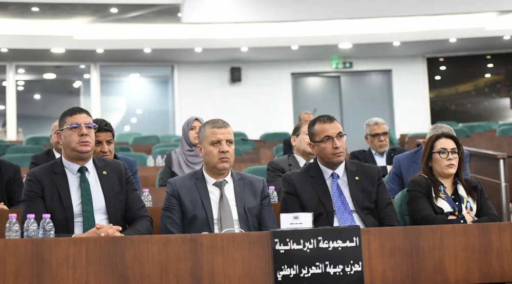 نواب من الأغلبية الرئاسية خلال جلسة سابقة لمناقشة قانون التعبئة العامة (البرلمان)