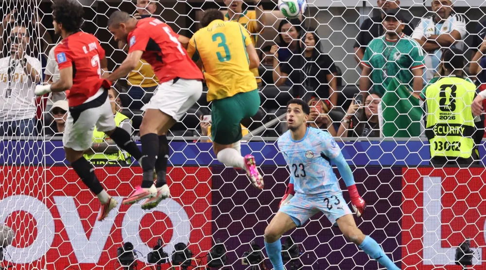 محمد هاني يسجل هدفاً عكسياً في مرمي المنتخب المصري (أ.ب)