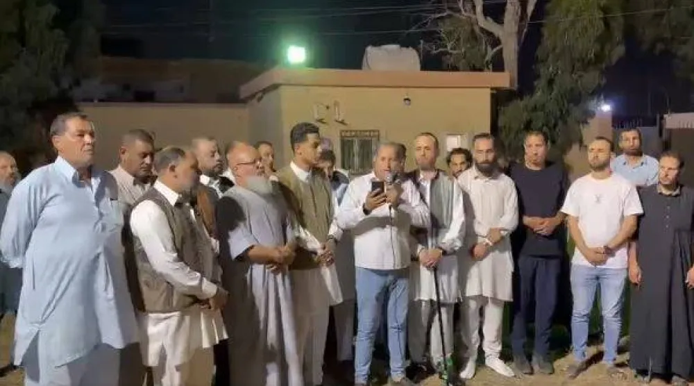 وقفة لعدد من أعضاء المجلس العسكري لمصراتة في غرب ليبيا الجمعة (لقطة من تسجيل مصور)