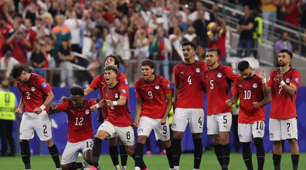 لاعبو مصر يحتفلون بعد ركلة الجزاء التي سجلها محمود صابر (أ.ب)
