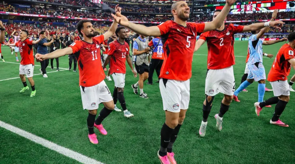 لاعبو منتخب مصر يحتفلون مع الجماهير بالصعود لثمن نهائي المونديال (الاتحاد المصري لكرة القدم)