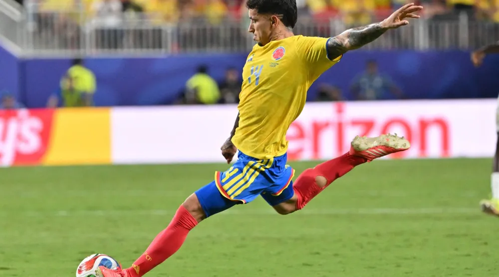 غوستافو بويرتا لاعب وسط منتخب كولومبيا (إ.ب.أ)