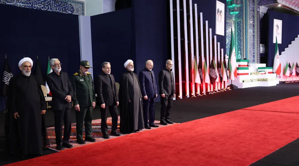 مسؤولون إيرانيون خلال مراسم وداع علي خامنئي في مصلّى طهران الكبير بينهم الرئيس مسعود بزشكيان ورئيس البرلمان محمد باقر قاليباف ووزير الخارجية عباس عراقجي وغلام علي حداد عادل مستشار المرشد الجمعة (رويترز)
