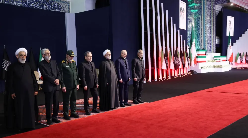İran Cumhurbaşkanı Mesud Pezeşkiyan, Meclis Başkanı Muhammed Bakır Kalibaf, Dışişleri Bakanı Abbas Arakçi ve Dini Lider'in danışmanı Gulam Ali Haddad Adil, Tahran'daki Büyük Musalla'da düzenlenen Ali Hamaney'in cenaze törenine katılan yetkililer arasında yer aldı. (Reuters)