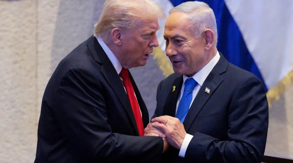 الرئيس دونالد ترمب يتحدث مع رئيس الوزراء الإسرائيلي بنيامين نتنياهو في البرلمان الإسرائيلي يوم 13 أكتوبر الماضي (أرشيفية - أ.ب)
