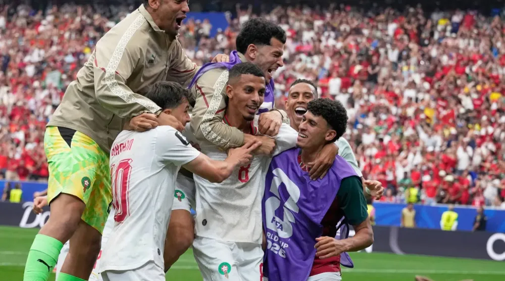 Faslı futbolcular, Ounahi'nin gol sevincini yaşıyor. (AP)