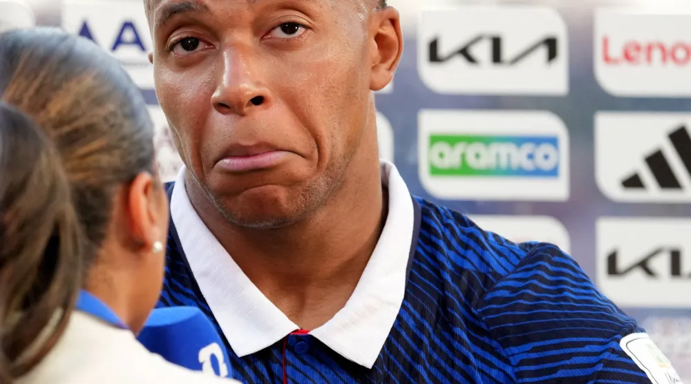 كيليان مبابي بدا منزعجاً من طريقة لعب منتخب باراغواي (رويترز) 
