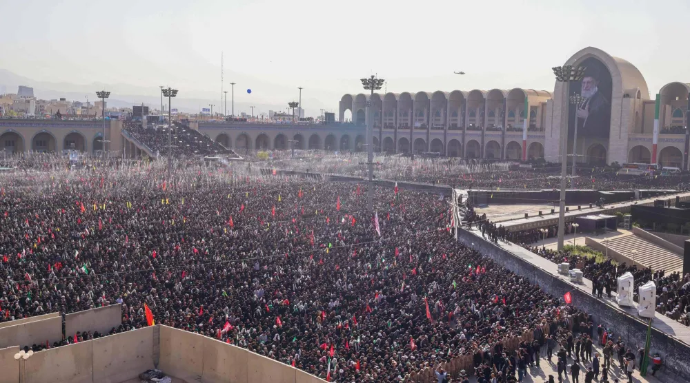 المشيعون يؤدون صلاة الجنازة في اليوم الثاني لمراسم تشييع المرشد الإيراني السابق علي خامنئي وأفراد أسرته في طهران (أ.ف.ب)