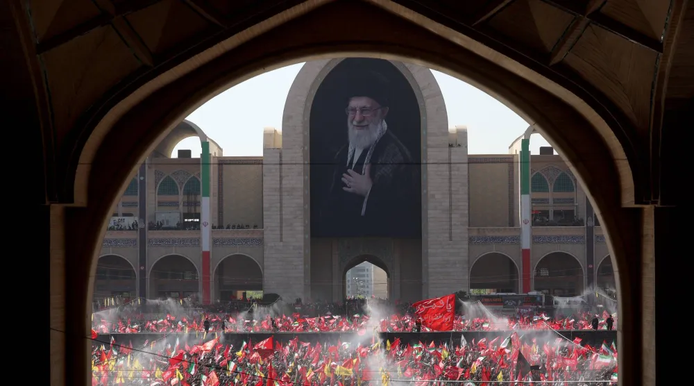 إيرانيون يشاركون في صلاة جماعية على المرشد الإيراني علي خامنئي خلال مراسم الوداع بمصلّى طهران الأحد (إ.ب.أ)