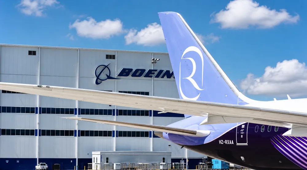 طائرة «بوينغ 787» في منشأة «بوينغ» بمدينة سياتل الأميركية (إكس)