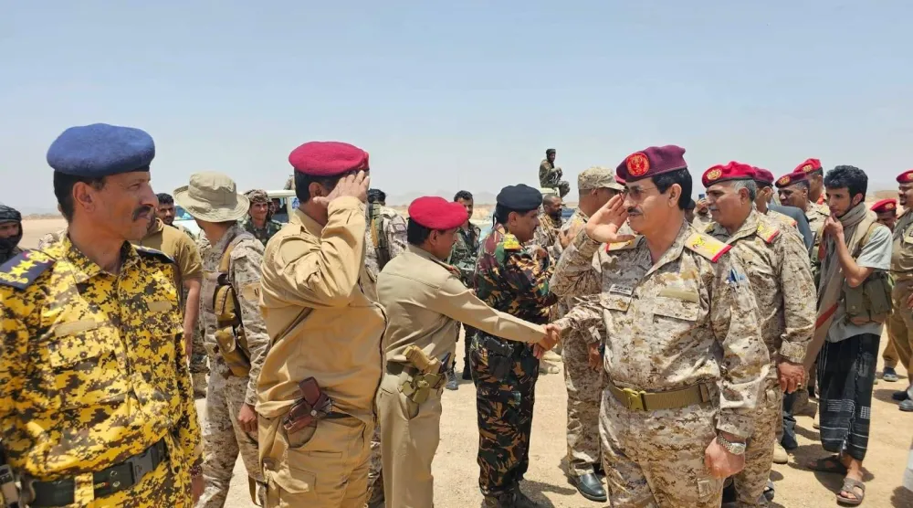 وزير الدفاع اليمني الفريق ركن طاهر العقيلي خلال زيارة أخيرة لمحور عتق بشبوة (مكتب الإعلام بشبوة)