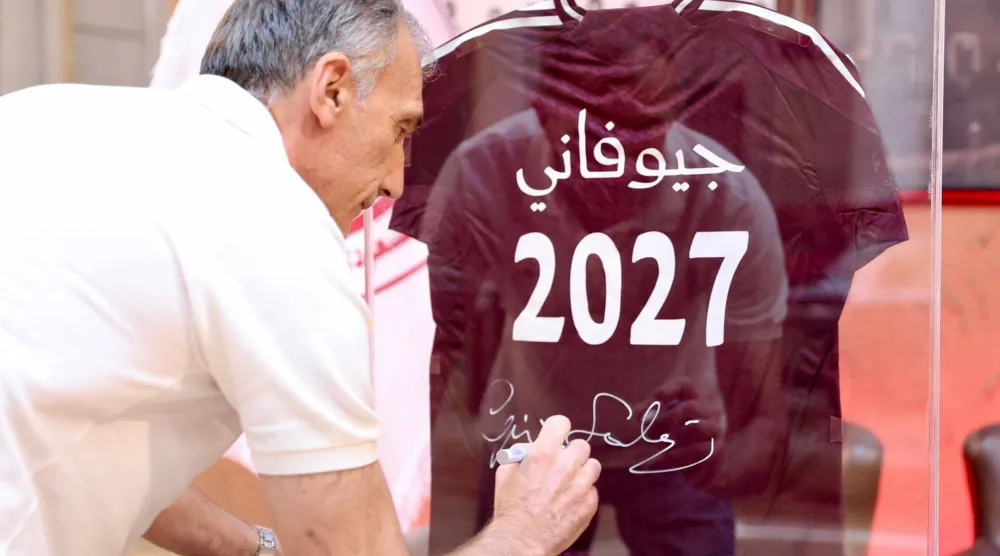 مدرب الفيصلي يوقِّع على قميص باسمه (نادي الفيصلي)